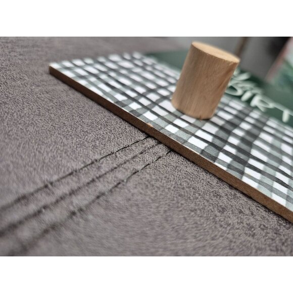 Wooden "Play In The Dirt" Plaque With Checkered Design & Knob - Picture 2 of 4